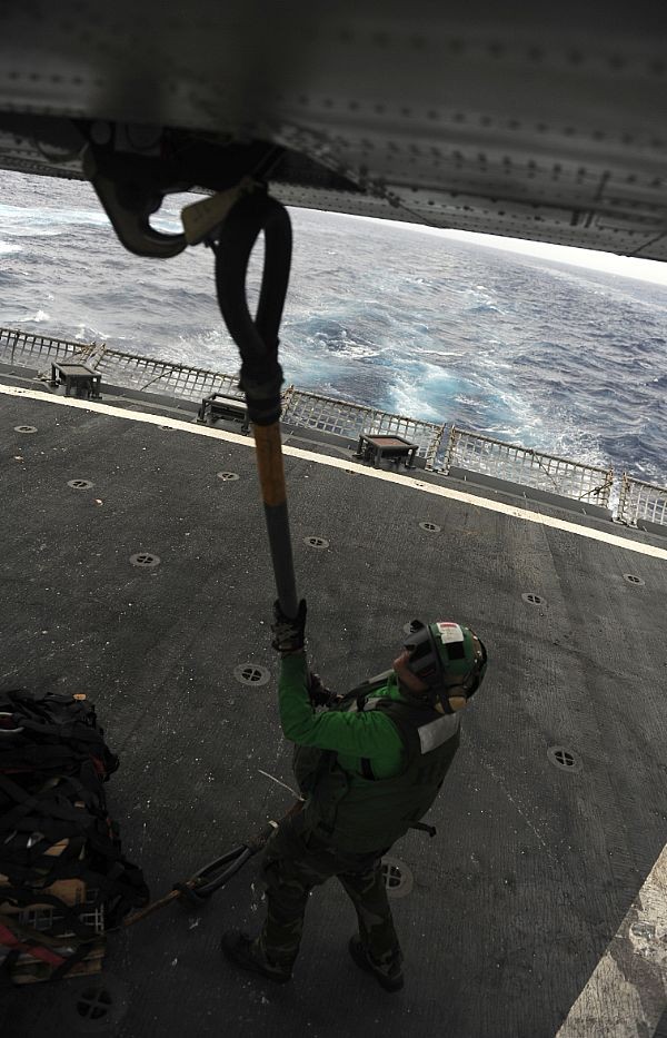 Binh sỹ Mỹ đang treo móc hàng vào một chiếc trực thăng MH-60S Sea Hawk (ảnh ngày 31/8/2011).